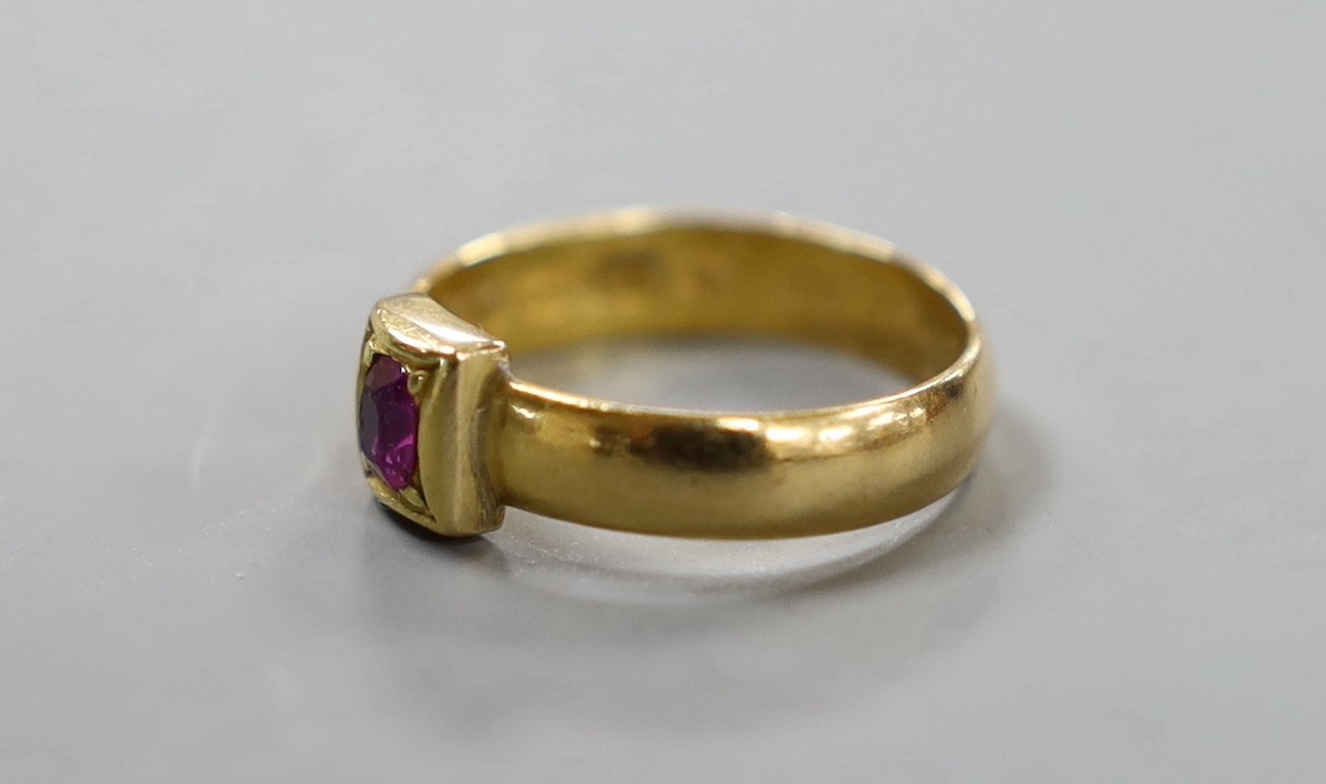 A Victorian 22ct gold and single stone gypsy set ruby ring, size M, gross weight 3.9 grams.